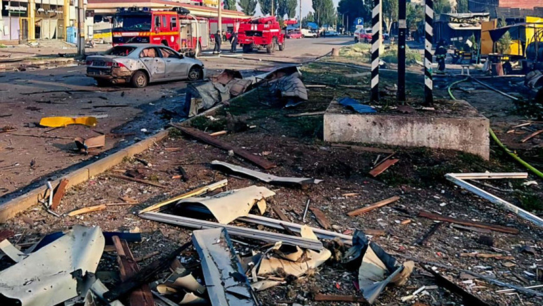 Două persoane au fost ucise și alte 27 au fost rănite în urma unui atac aerian asupra unui centru comercial și a unei piețe din orașul Dobropillia, în regiunea Donețk, relatează BBC. Potrivit guvernatorului regional Vadim Filaskin, peste 50 de magazine, 300 de apartamente și opt mașini au fost avariate în atacul de miercuri seara, notează News.ro.