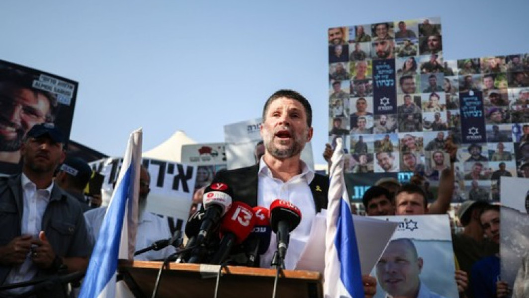 Guvernul Sloveniei a anunțat joi că va interzice intrarea pe teritoriul său pentru doi oficiali israelieni de extremă dreaptă, în cadrul unei mișcări considerate o premieră în Uniunea Europeană. Potrivit unei declarații oficiale, Itamar Ben Gvir, ministrul securității naționale, și Bezalel Smotrich, ministrul de finanțe, vor fi declarați persona non grata din cauza declarațiilor lor considerate genocidare și care incurajează violență extremă și încălcări grave ale drepturilor omului palestinieni.