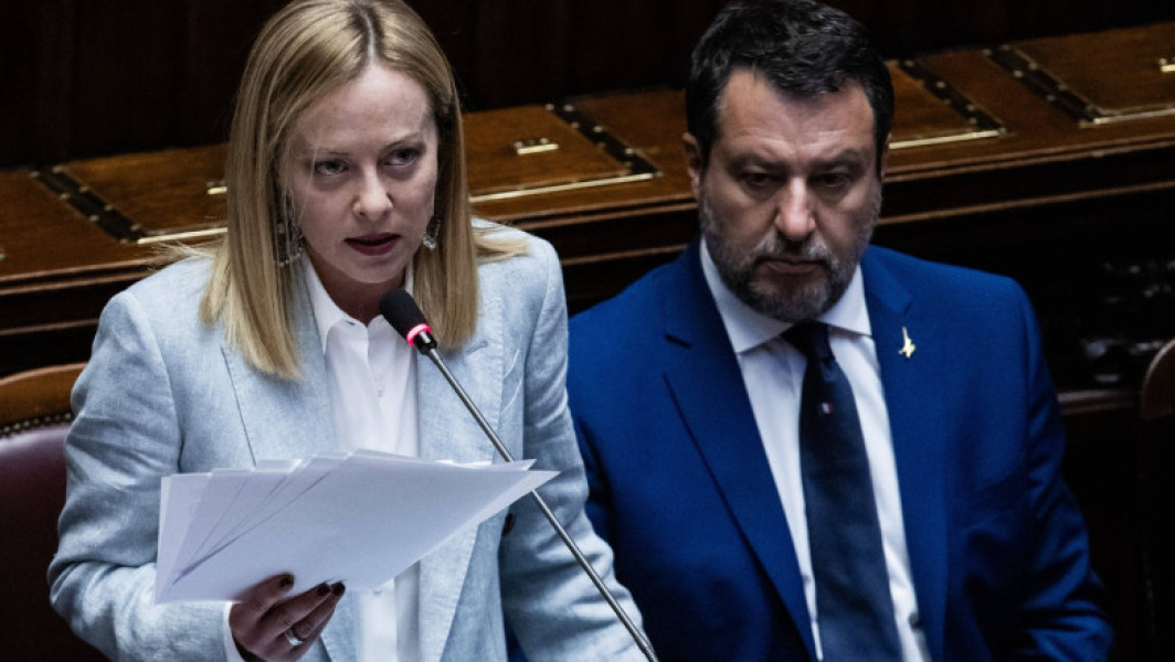 Vicepremierul italian Matteo Salvini va fi judecat din nou pentru impiedicarea debarcării migrantilor de pe nava Open Arms în 2019, după ce parchetul din Palermo a anunțat vineri că va face recurs împotriva hotărârii anterioare de achitare a ministrului. Salvini, care este și ministru al transporturilor și lider al partidului Liga, a fost achitat în decembrie de acuzțiile de privare de libertate și abuz în serviciu într-un proces în Sicilia, dar acum va ajunge direct în fața Curții Supreme din Italia. Potrivit digi24.ro, data pentru noul proces nu a fost stabilită încă.