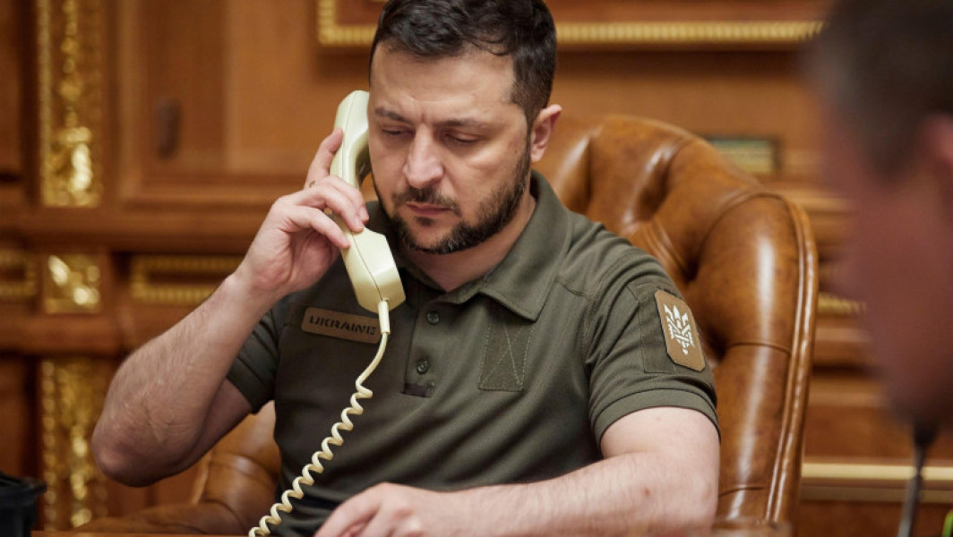 Presedintele Ucrainei, Volodimir Zelenski, a anunțat că a avut o discuție telefonică cu președintele Franței, Emmanuel Macron, despre ajutorul militar pentru Ucraina. Potrivit Kyiv Independent, Zelenski a spus că au discutat despre livrări de rachete și despre finanțarea dronelor interceptoare pentru a face față atacurilor rusești.