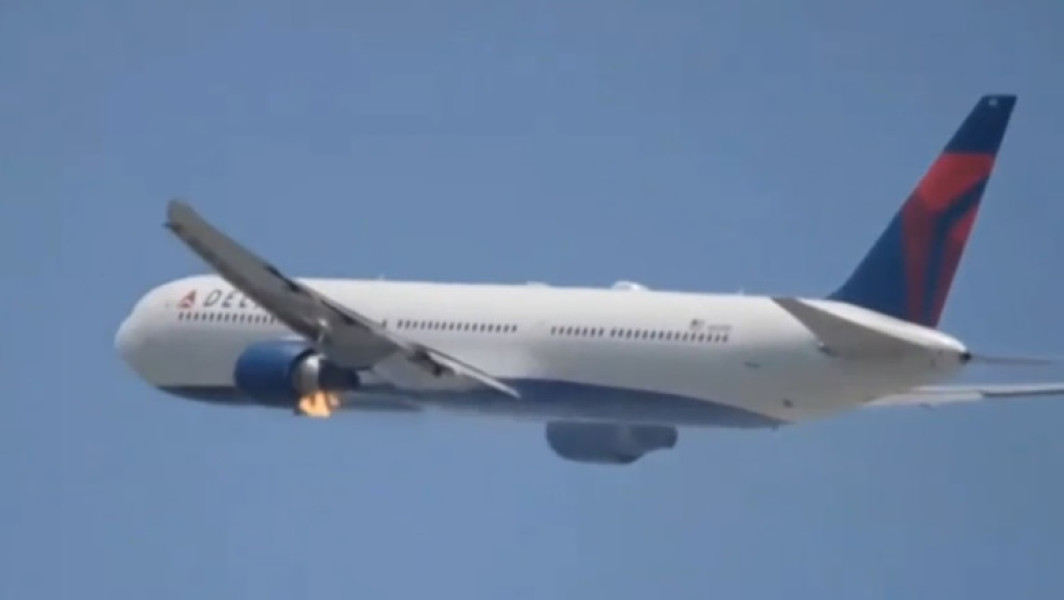 Avion cu motorele în flăcări, a făcut o aterizare de urgență la Los Angeles