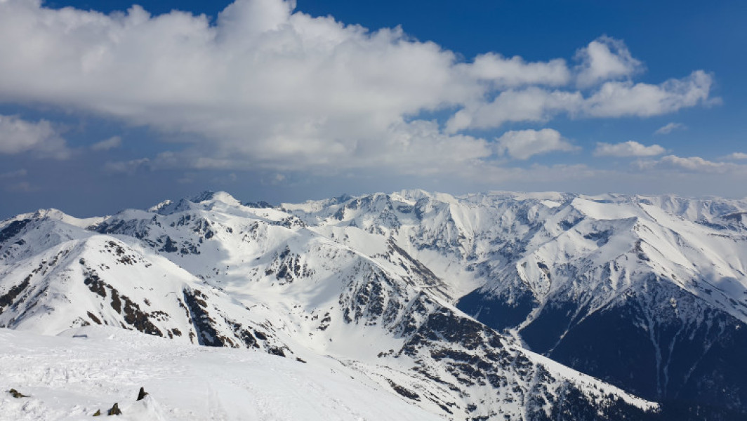 Avertizare pentru cei ce urcă în munți: Există un risc crescut de avalanșă