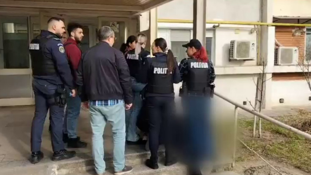 Un bărbat își înjunghie părinții în Galați și apoi atacă un polițist în stradă