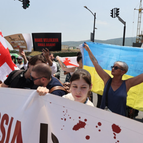 Proteste în fața Palatului Sporturilor Olimpice din Tbilisi, Georgia, legate de participarea echipei ruse la Campionatul Mondial de scrimă