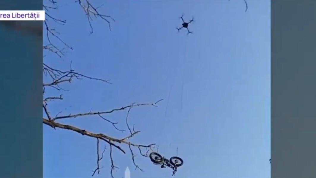soldat ucrainean salvat cu ajutorul unei drone și biciclete electrice pe front