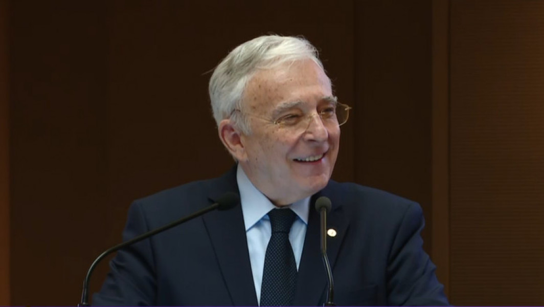 VIDEO Mugur Isărescu, întrebat despre un posibil nou mandat la BNR: "Vă mulțumesc, dar asta nu depinde de mine", spune ironic guvernatorul al Băncii Naționale a României