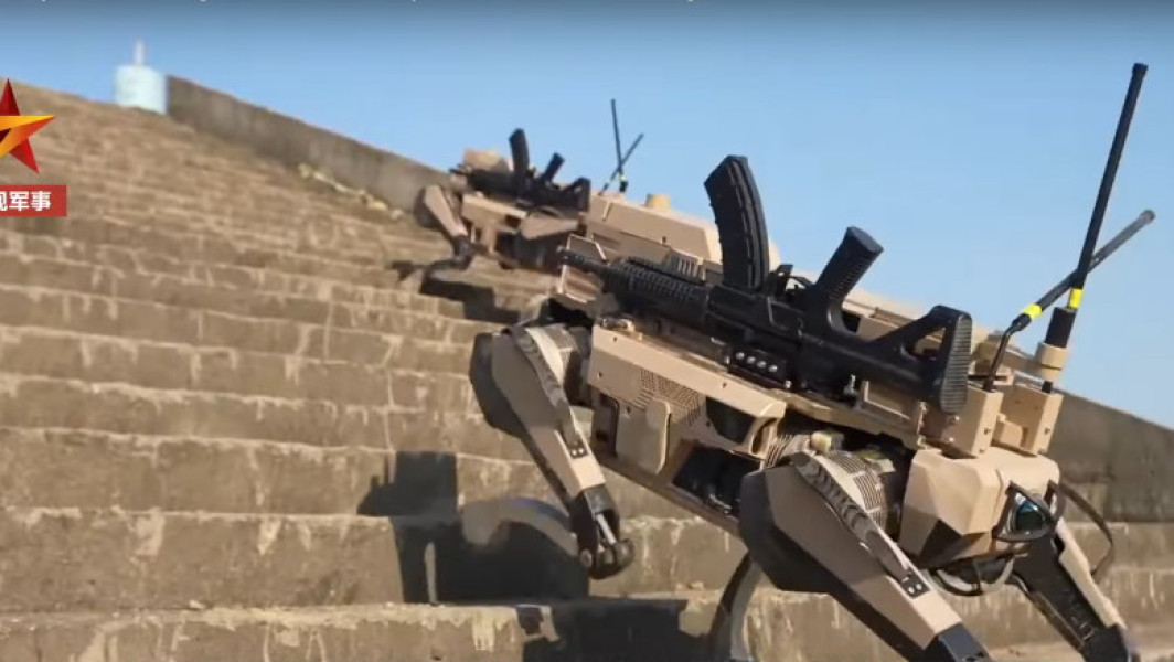 Roboti înarmați de tip "lup" dezvoltați de China, versiuni avansate ale câinilor robotici militari, pot tracțiune și atacă ținte cu mare precizie, anunță media de stat. CCTV a menționat că acești roboți, o variantă îmbunătățită față de generațiile anterioare, pot înlocui soldații care luptă în condiții periculoase, reducând astfel pierderile în luptă.