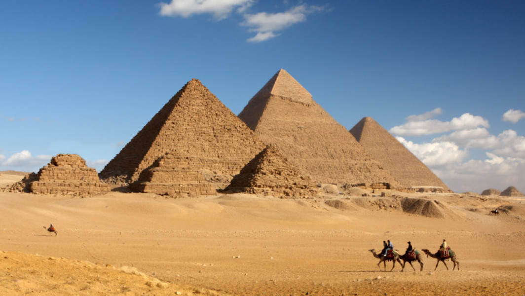 Egiptul renunță la planul controversat de înlocuire a granitului antic al piramidei lui Menkaura din Giza, După reacțiile puternice, nu va mai avea loc reabilitarea "proiectului secolului". Mai mult timp pentru documentare și studii.