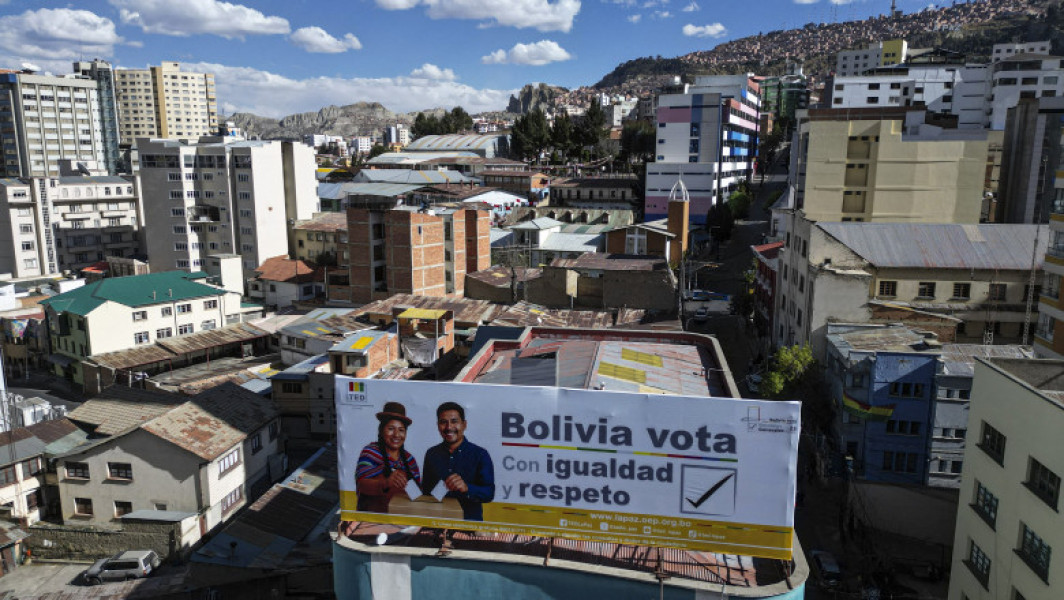 Datorită crizei economice acutizate, Bolivia își va alege duminică noul președinte, într-un scrutin în care opozitia de dreapta pare să câștige puncte, punând capăt unui ciclu început acum două decenii de fostul președinte socialist Evo Morales. Potrivit agenției AFP, țara cu 11,3 milioane de locuitori se confruntă cu probleme grave, precum lipsa dolarilor și a combustibilului, iar economia înregistrează o criză profundă, cu inflație aproape de 25%, cel mai mare nivel din ultimii 17 ani.