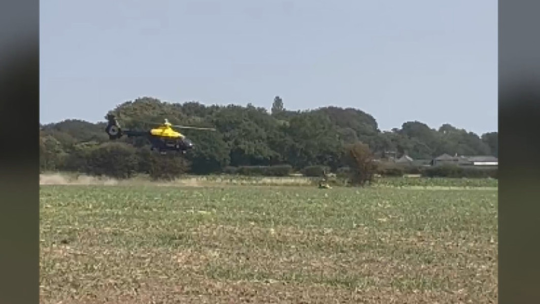 Echipajul unui elicopter al poliției din Merseyside nu va fi sancționat pentru zborul la altitudine foarte joasă în timpul urmăririi unui suspect pe motocicletă, relatează digi24.ro. Incidentul s-a petrecut pe 13 august, iar imaginile video realizate de pe rețelele sociale arată cum elicopterul urmărea un bărbat pe motocicletă, acțiune care s-a încheiat cu reținerea unui suspect pentru mai multe infracțiuni, printre care conducere periculoasă, conducerea unui vehicul furat, fugă de la un filtru și tulburarea liniștii publice. Potrivit sursei citate, un alt suspect a fost arestat pentru furt de vehicul și ajutor acordat unui infractor.