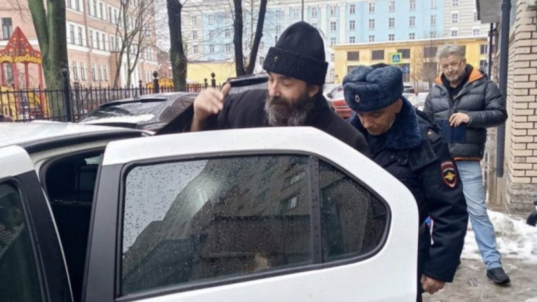 Preot arestat pentru organizarea unei slujbe în memoria lui Aleksei Navalnîi la Sankt Petersburg
