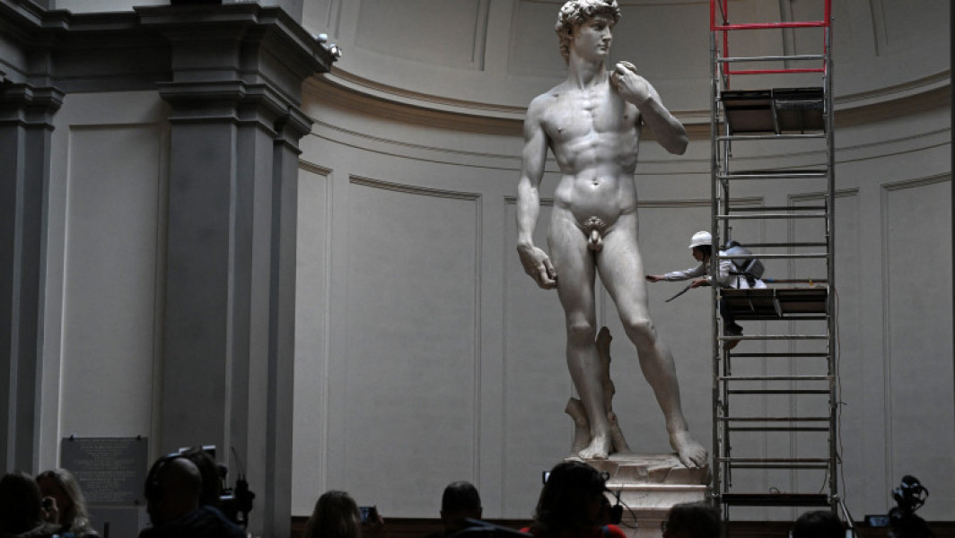 David de Michelangelo, curățat în mod regulat de praful său, pentru a-i conserva demnitatea și frumusețea, în Florența