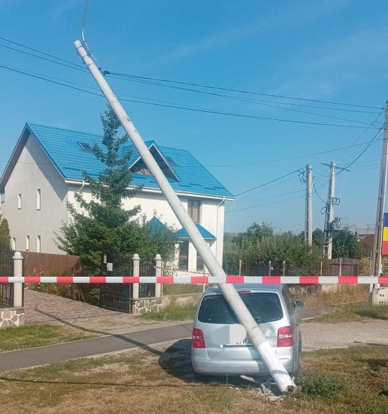 Accident în Zănești: șoferiță lovește stâlpul de iluminat
