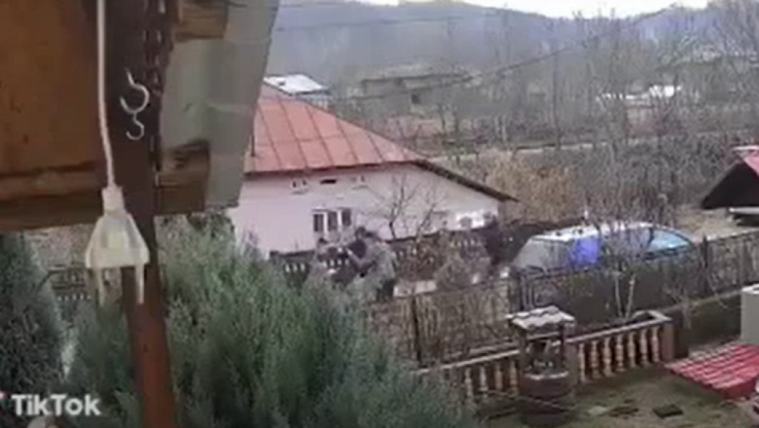 Imagini virale: Tineri din Vâlcea incendiază bărbatul de 54 de ani, scene filmate și postate pe TikTok