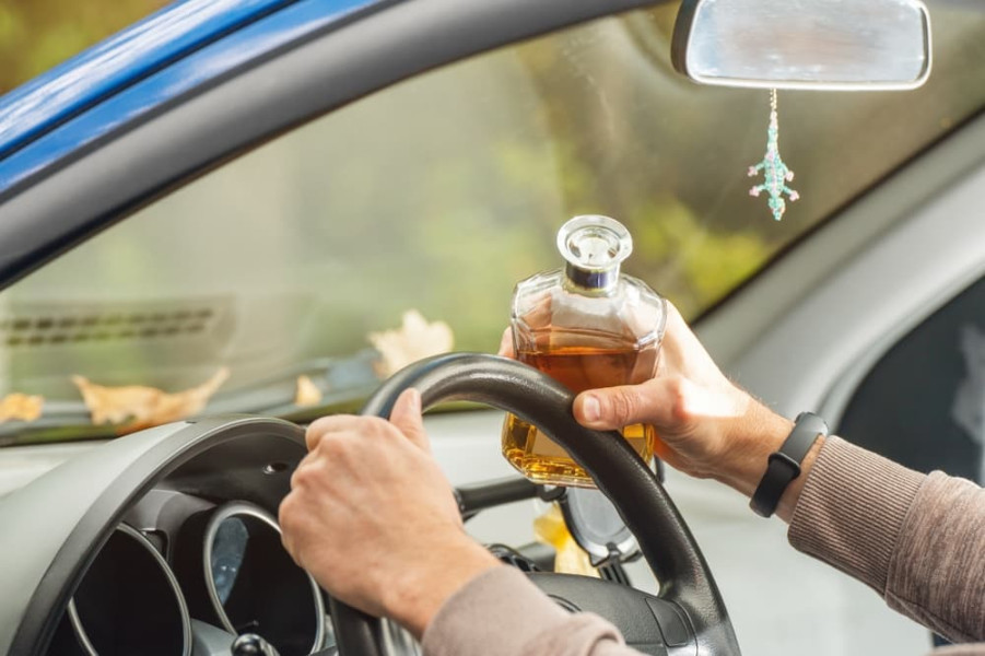 Doi șoferi din Neamț, prinși beți la volan în Tazlău și Farcașa