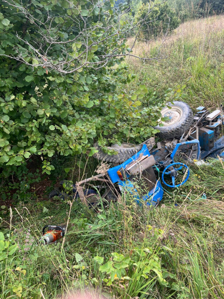 Bărbat de 49 de ani rănit într-un tractor răsturnat în pădurea Petru Vodă