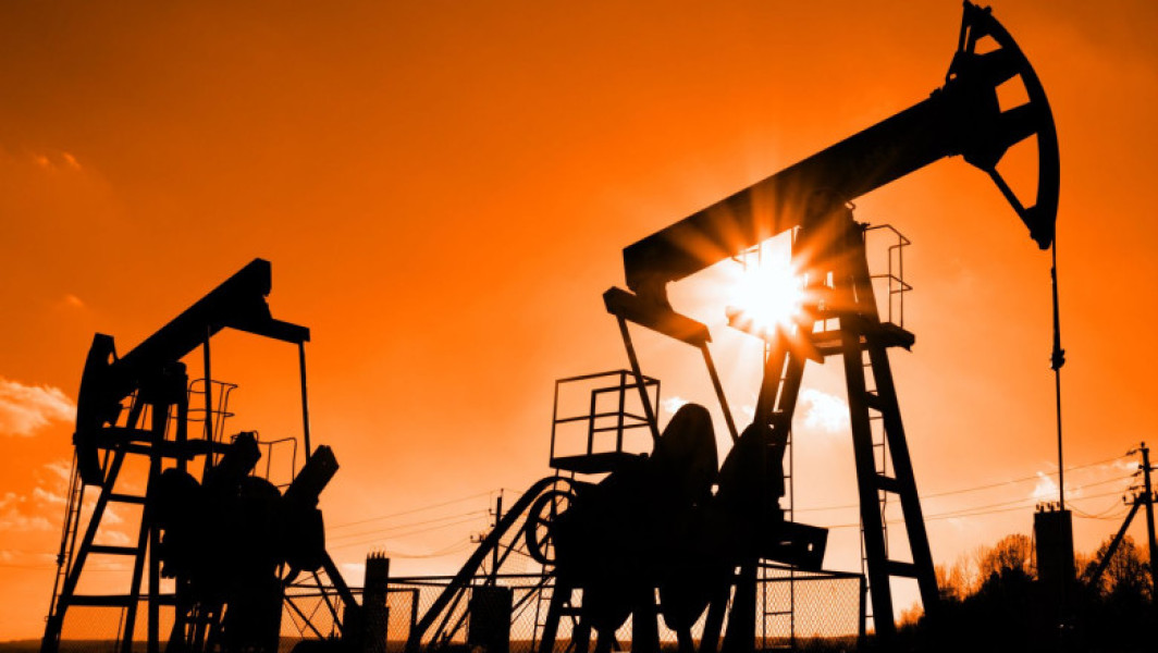 Petrolul urcă aproape 2% în context internațional tensionat