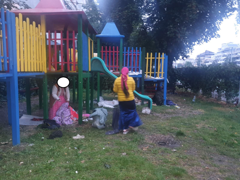 Adăpost improvizat depistat într-un loc de joacă la Piatra Neamț