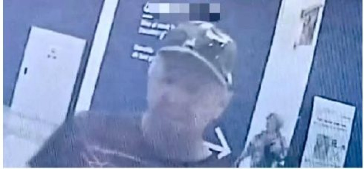 Poliția caută un bărbat suspectat de furt de 1.500 lei la un bancomat din Piatra-Neamț