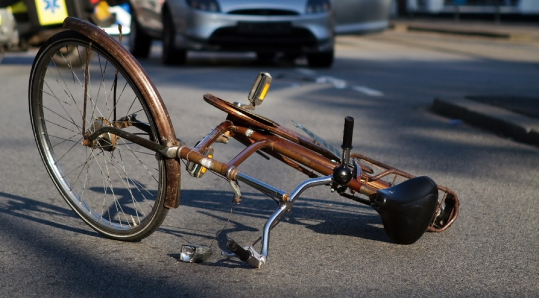 Biciclist rănit după ce a fost acroșat de o tânără pe DJ 207C în Cotu Vameș