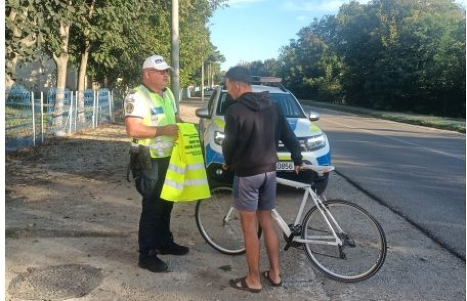 Polițiștii rutieri din Roman sensibilizează tinerii bicicliști și utilizatorii de trotinete