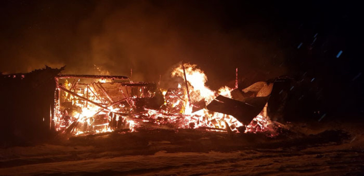 Incendiu în Icușești: 23 de păsări au murit după ce două anexe gospodărești au ars
