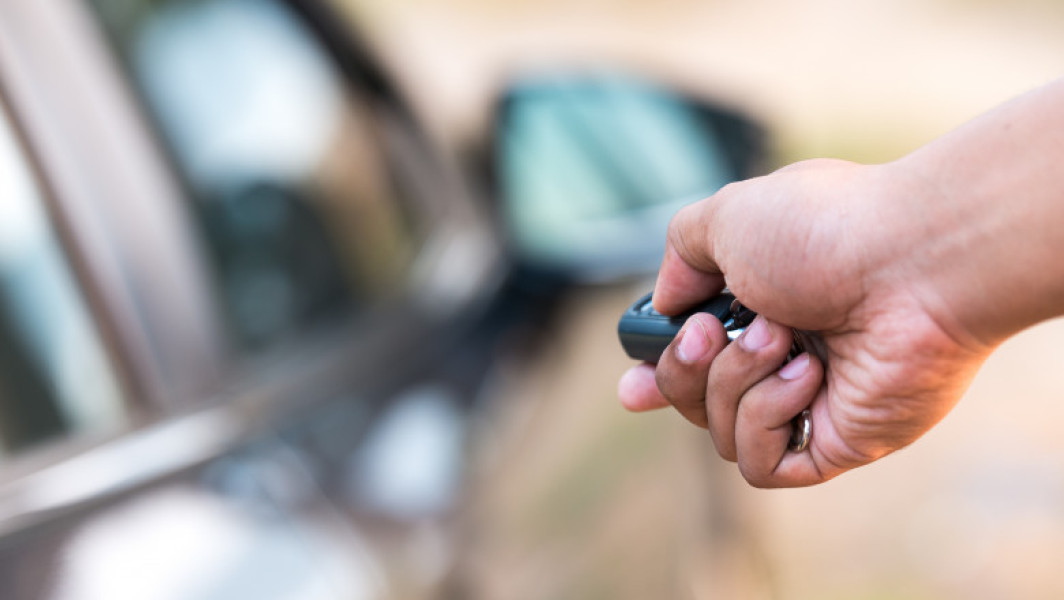 Doi bărbați din Iași au furat 90.000 de lei dintr-o mașină folosind o tactică cunoscută în România. Hoții au fost prinși și acuzați de furt calificat.