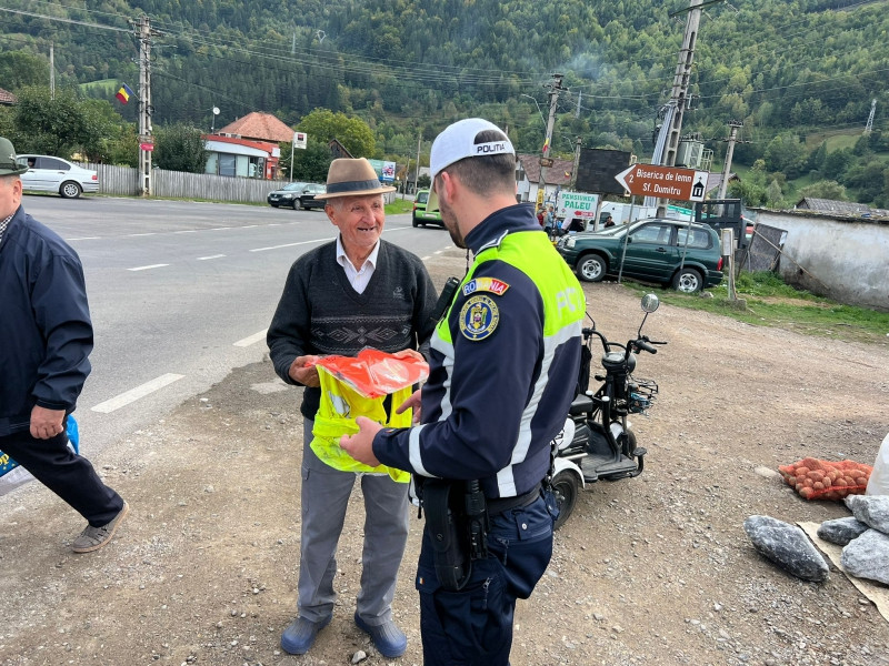 Polițiștii din Bicazu Ardelean au desfășurat activități educative în târgul săptămânal