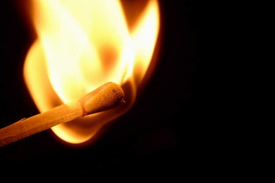 Incendiu la un bloc în construcție din Piatra-Neamț, intervenție promptă a pompierilor