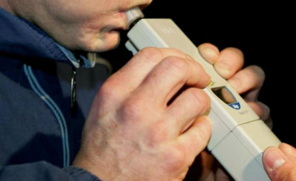Bărbat din Cârligi oprit la volanul unui utilaj agricol, prins băut