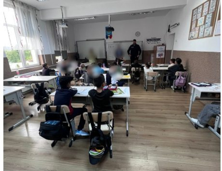 Polițiștii din Neamț au organizat o acțiune de prevenire împotriva violenței în școli