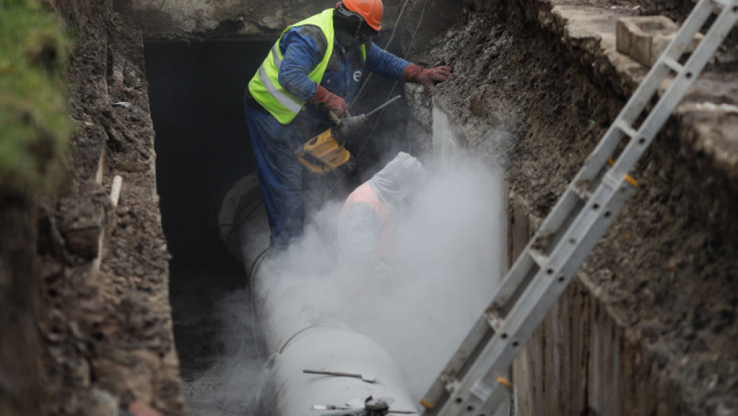 Primarul Capitalei, Nicuşor Dan, îmbunătățește rețeaua de termoficare, pierderile de apă scăzând cu 12% prin înlocuirea a 100 km de conducte deteriorate.