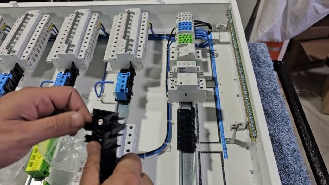 Electrician electrocutat în timpul lucrărilor la un tablou electric în Roman