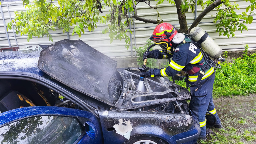 Incendiu la un autoturism în mers pe bulevardul Republicii din Roman