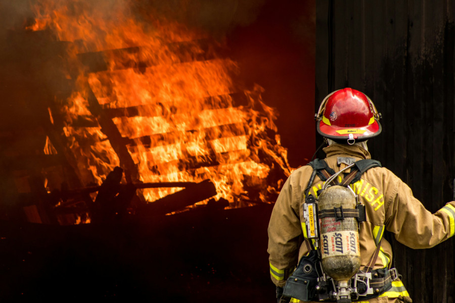 Incendiu puternic într-o gospodărie din satul Poloboc, comuna Rediu