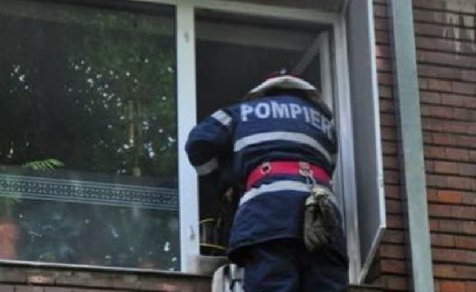 Pompierii au salvat o bătrână găsită căzută într-un apartament din Roman