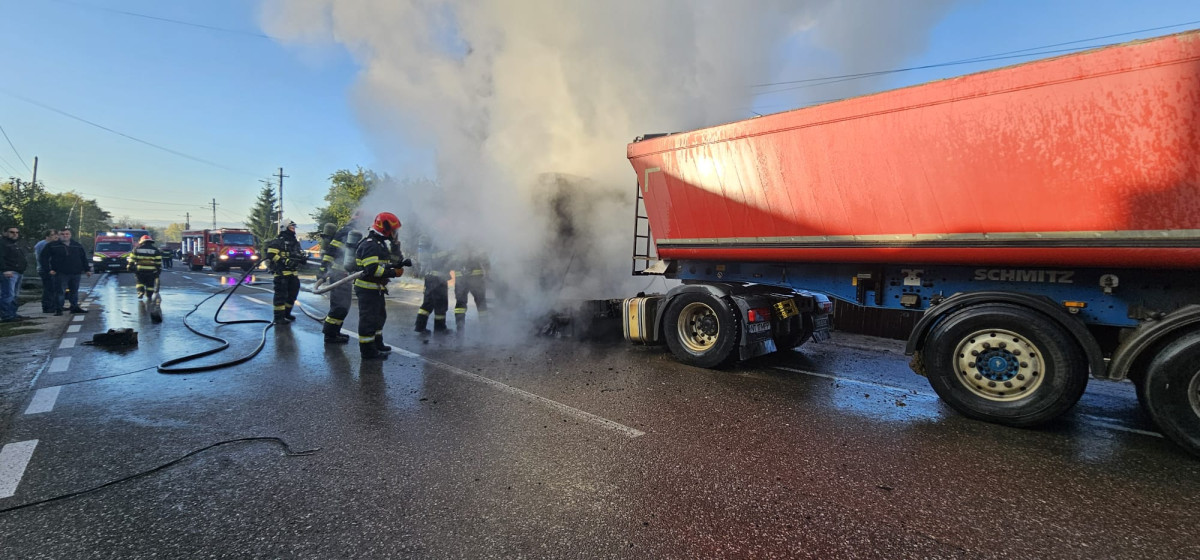 Autocamion cuprins de flăcări în Ștefan cel Mare; șoferul a scăpat nevătămat
