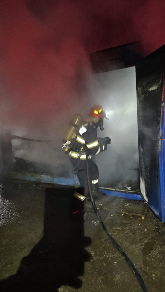 Incendiu la două containere în comuna Săvinești, intervenție promptă a pompierilor