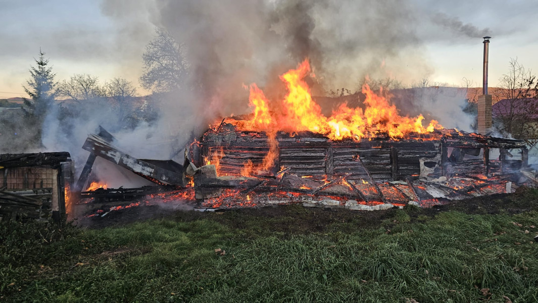 Incendiu pornit de la scurtcircuit a distrus acoperișul și anexele unei gospodării din Negrești