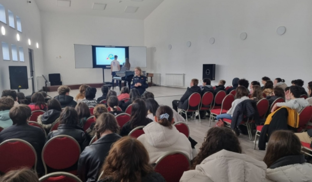 Poliția din Neamț a organizat o acțiune preventivă la Liceul de Arte „Victor Brauner”