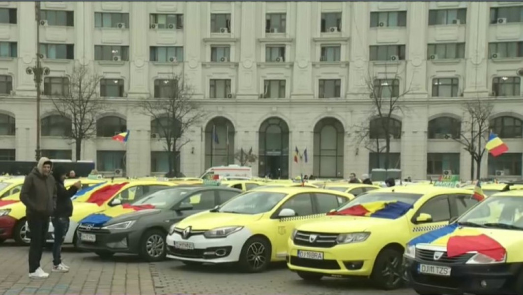 Taximetriștii protestează în București pentru modificarea legii privind transportul alternativ