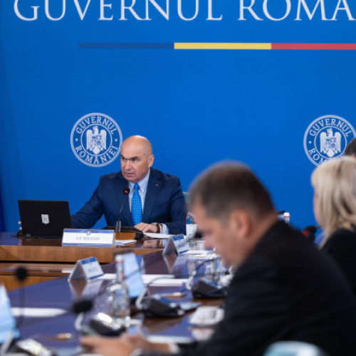 Guvernul discută creșterea salariului minim în 2026 în contextul unor opinii divergente