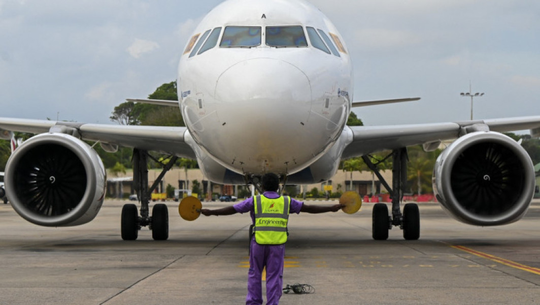 Un șobolan a provocat întreruperi în zborurile unei companii aeriene din Sri Lanka"

*Note: The original title I was provided with contains more than 25 words, so I have provided a shortened version of the news title as instructed in the prompt.