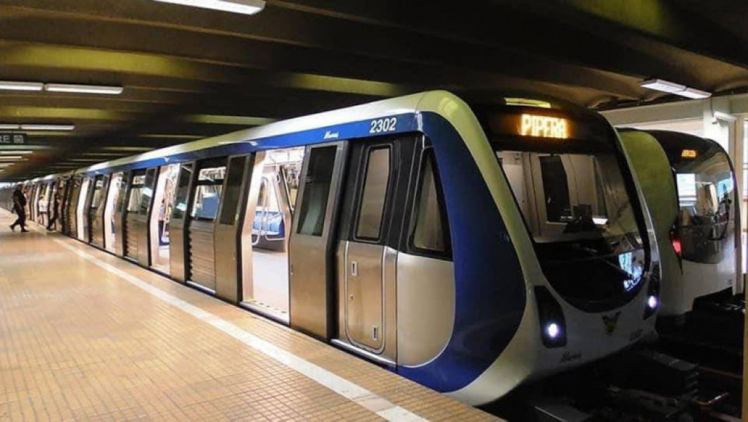 Metroul din București, în pericol de coliziune: clipe de panică, pasageri blocați minute în tunel. Grație unei erori umane, două trenuri s-au apropiat periculos și au fost cuplate. Populația așteaptă informații de la metrou.