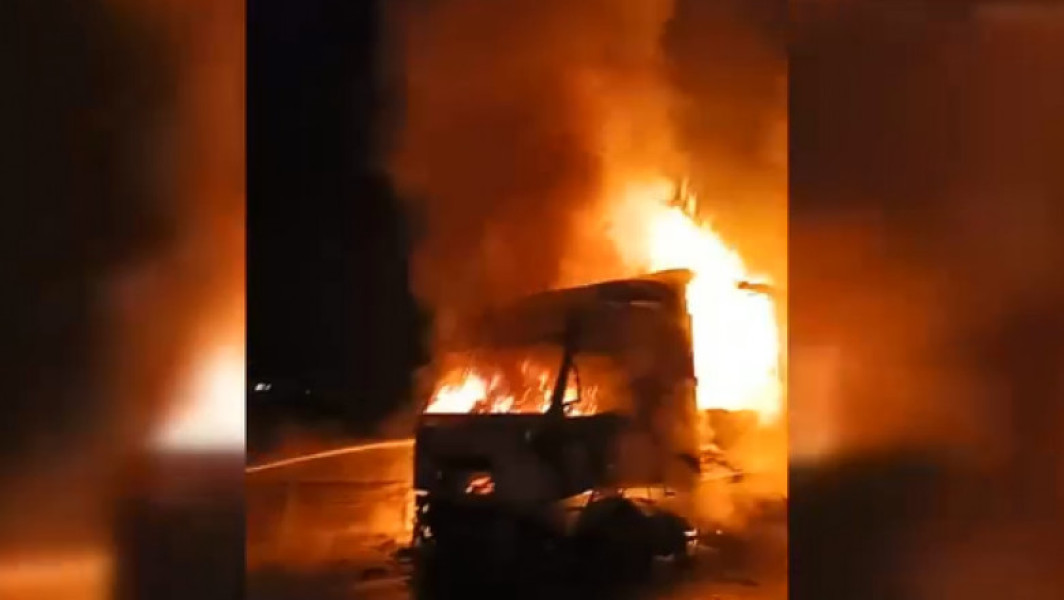 Un camion în flăcări pe centură Gherla, județul Cluj. Trafic blocat, pompierii intervin cu autospeciale.