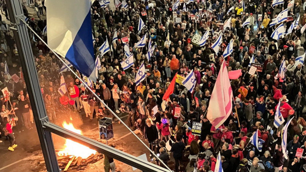 Proteste masive în Tel Aviv împotriva guvernului Netanyahu și pentru eliberarea ostaticilor "
" Mii de oameni au ocupat străzile în orașul Tel Aviv cerând demisia premierului Benjamin Netanyahu și eliberarea ostaticilor din Fâșia Gaza.