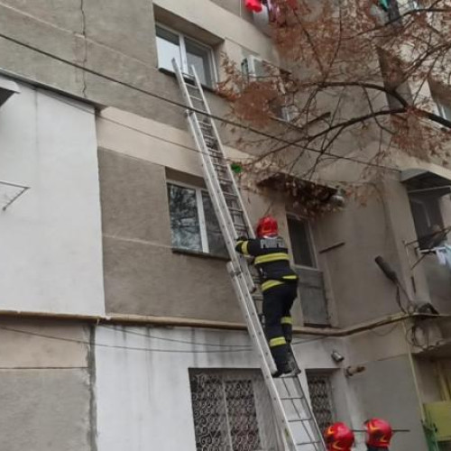 Bătrână salvată din apartament deblocat de pompieri în Roman