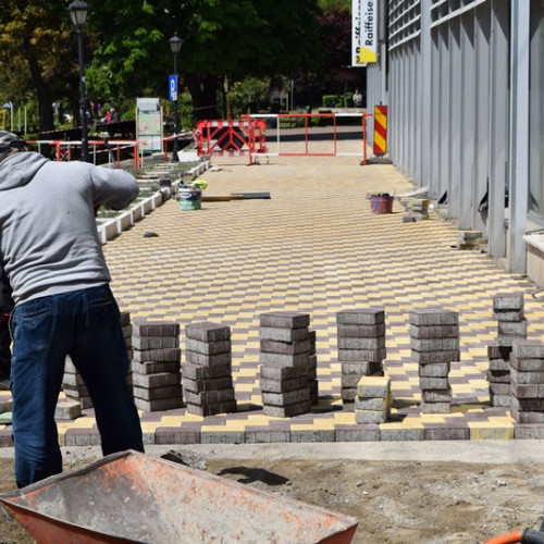 Lucrări Edilitare în Toate Cartierele Municipiului Piatra-Neamț, Echipa Publiserv S.A. Desfășoară Reparații și Întreținere pentru Zonă Pietonală din Zona Centrală a Orașului, Montare Pavele și Platformă Acces Persoane Cu Dizabilități la Hotelul Ceahlău